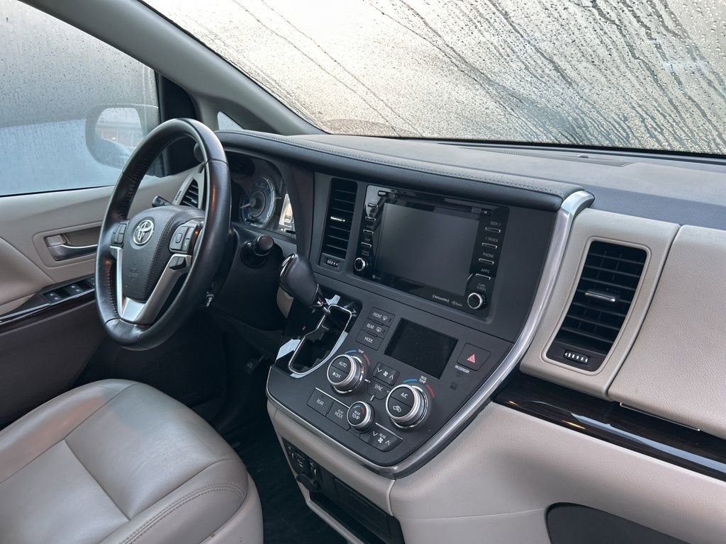 2019 Toyota Sienna XLE Auto Access Seat