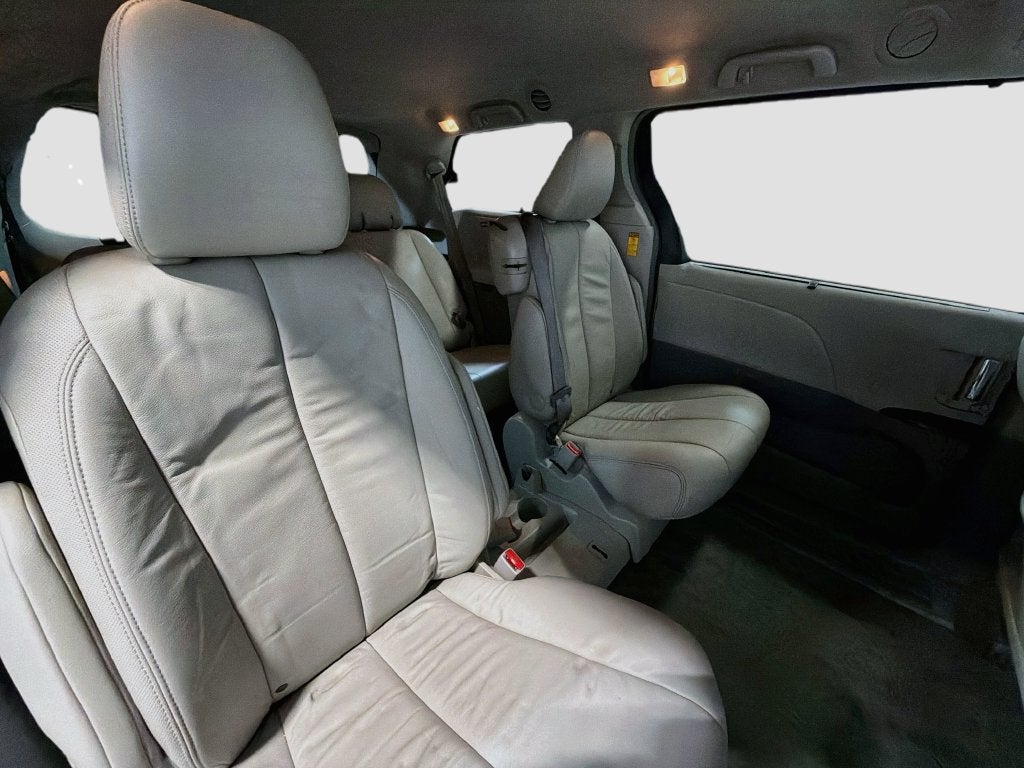 2014 Toyota Sienna XLE 8 Passenger
