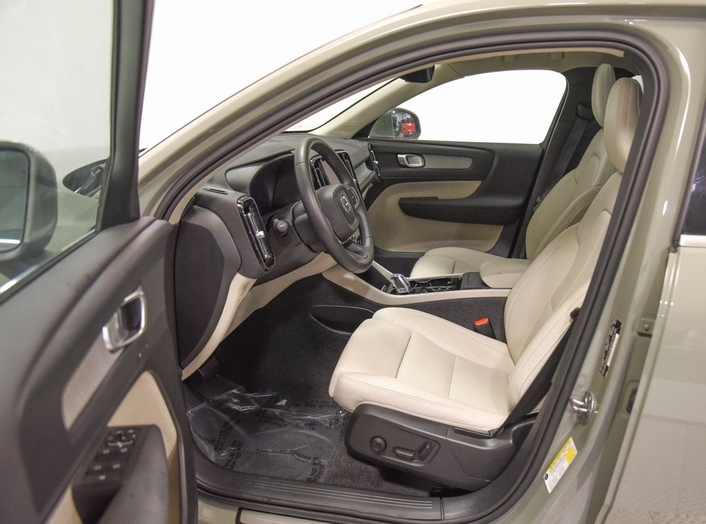 2024 Volvo XC40 B5 Plus Bright Theme