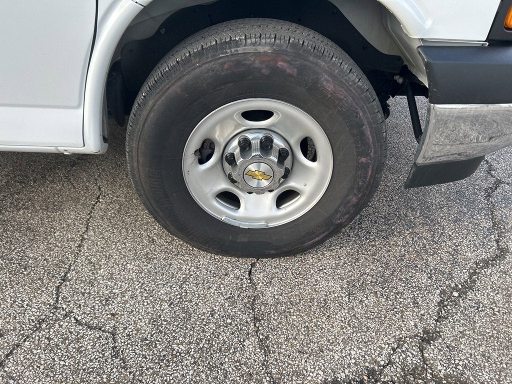 2025 Chevrolet Express Passenger 1LT