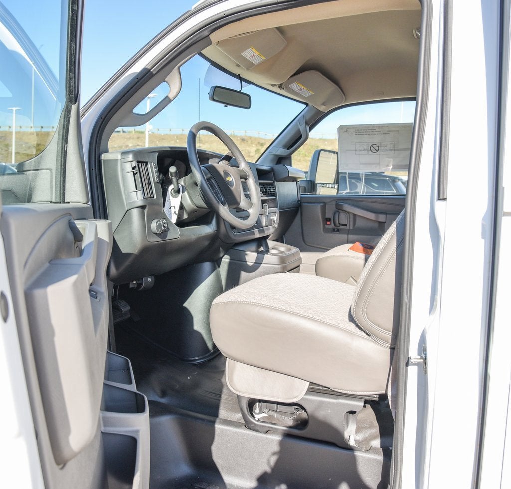 2025 Chevrolet Express Cutaway 3500 1WT