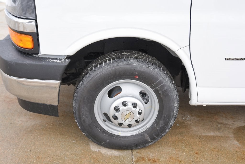 2025 Chevrolet Express Cutaway 3500 1WT