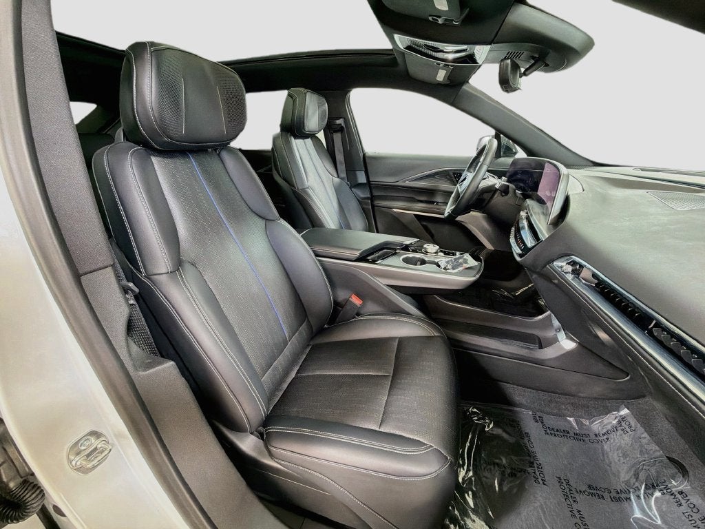 2025 Cadillac LYRIQ Luxury 3