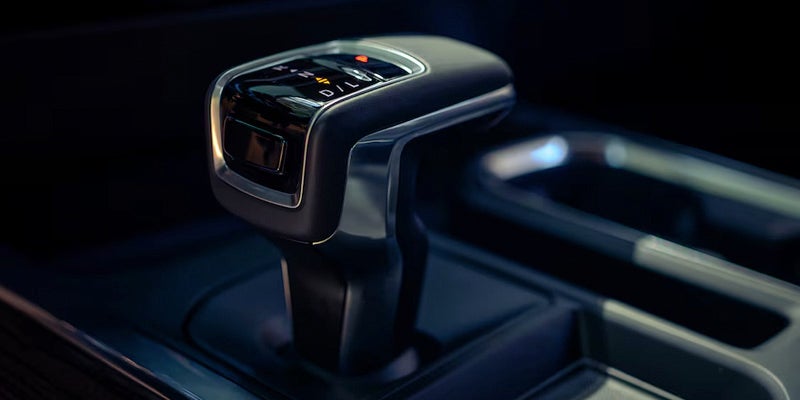 The gear shift in the 2025 Chevrolet Silverado 1500 in Akron, OH